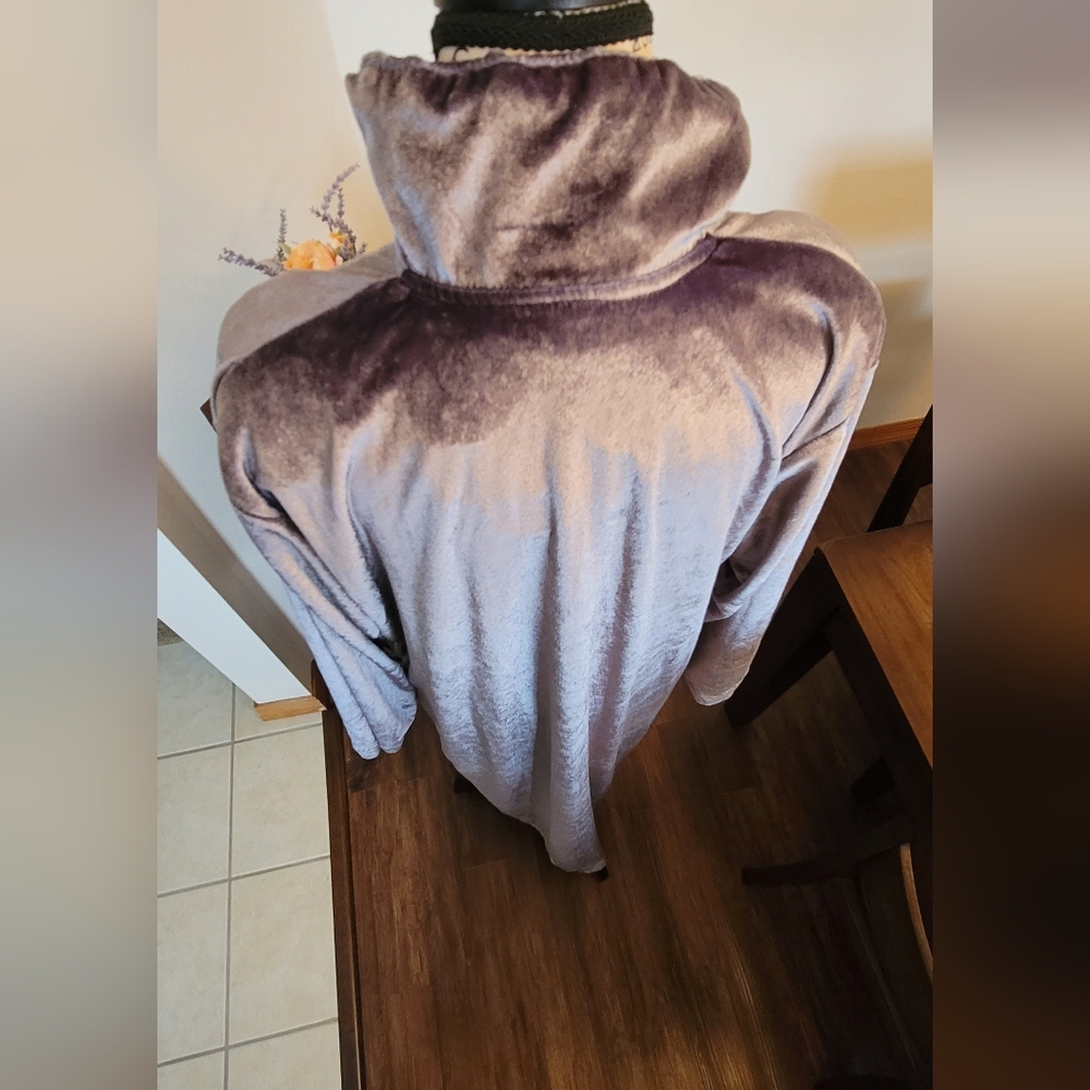 Chic Velvet Robe in Silver Gray - Picture 10 of 12